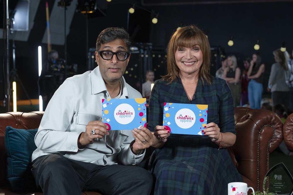 Lorraine Kelly and Sanjeev Kohli holding their presenter cards